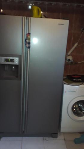 a refrigerator in a kitchen with a washing machine at Appartement Style Moderne in Casablanca