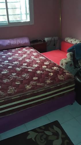 - une chambre avec un lit et une couette violette dans l'établissement Appartement Style Moderne, à Casablanca