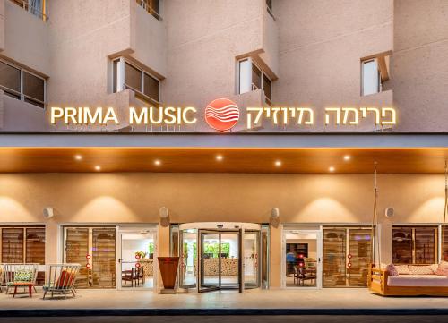 um edifício com um sinal que lê música primina em Prima Music Hotel em Eilat