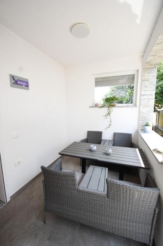 a dining room with a table and chairs at Apartmaji Sobe Zvezda in Pobegi