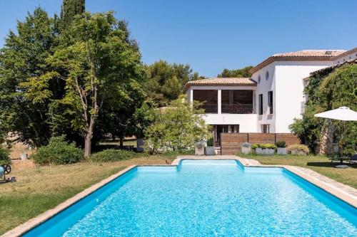 une piscine devant une maison dans l'établissement Callelongue-Coliving-Mas des Sous Bois, à Ventabren