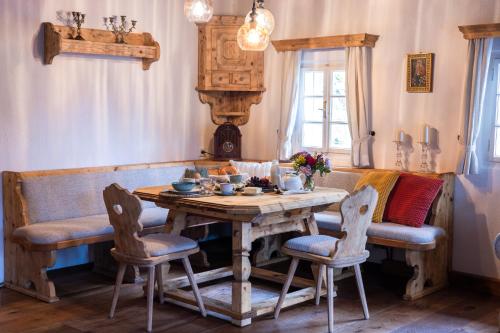 a dining room with a wooden table and chairs at Winzerhaus am Schöckl in Semriach