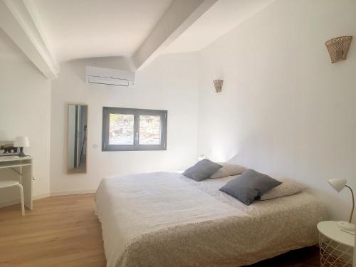 Habitación blanca con cama y escritorio en La Parenthèse maison T3 au calme avec parking gratuit, en Les-Pennes-Mirabeau