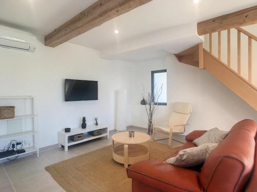 a living room with a couch and a table at La Parenthèse maison T3 au calme avec parking gratuit in Les-Pennes-Mirabeau