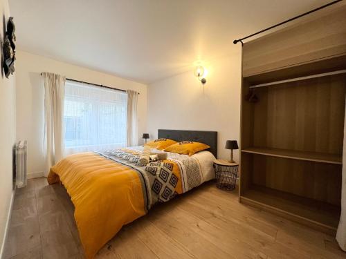 Un dormitorio con una cama grande y una ventana en Le Morétain - 400m gare - Jardin - centre ville, en Moret-sur-Loing
