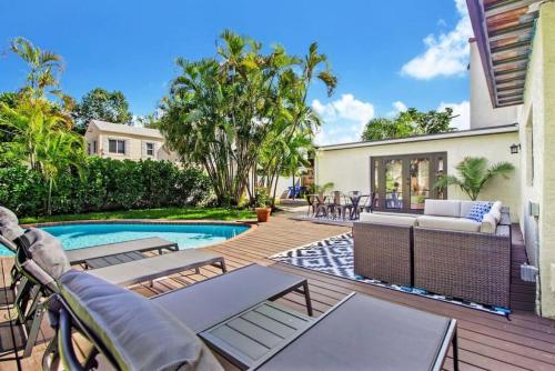 Villa Gucci Castle with Huge Pool and Backyard, Ping Pong, Piano, Miami,  USA 