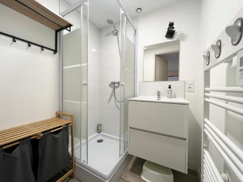 y baño con ducha y lavamanos. en Le Morétain - 400m gare - Jardin - centre ville, en Moret-sur-Loing