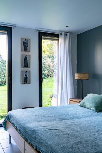 une chambre bleue avec un lit et une fenêtre dans l'établissement Villa 2 vue sur mer, à Saint-Jacut-de-la-Mer