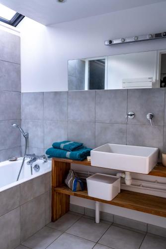 une salle de bain avec un lavabo et une baignoire dans l'établissement Villa 2 vue sur mer, à Saint-Jacut-de-la-Mer
