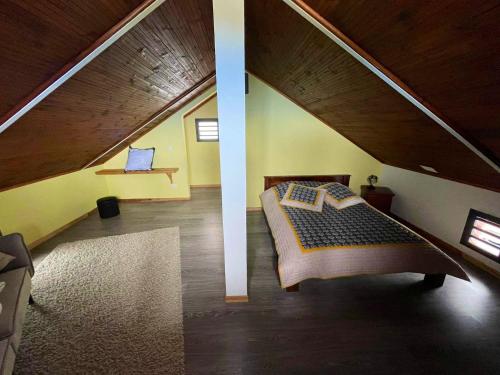 Ένα ή περισσότερα κρεβάτια σε δωμάτιο στο Bungalow charmant à Les Trois Bassins avec vue sur mer