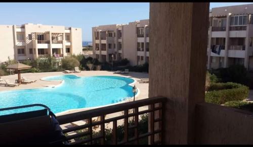 a view of a swimming pool from a balcony at شرم الشيخ قرية الليمار in Ash Shaţţ