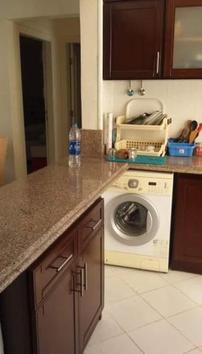 a kitchen with a washer and a washing machine at شرم الشيخ قرية الليمار in Ash Shaţţ