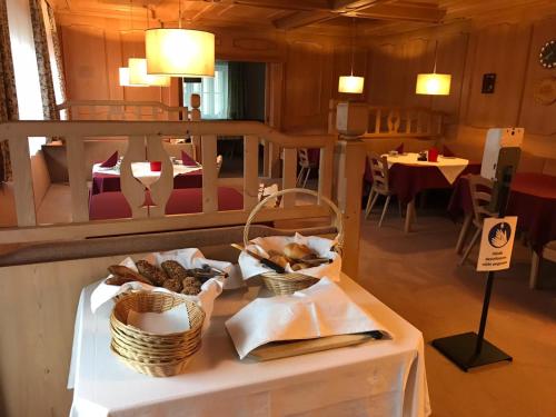 einen Tisch mit Körben an Essen in einem Restaurant in der Unterkunft Pension Wörndl in Fuschl am See