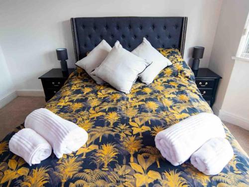 uma cama com duas almofadas com uma flor amarela e amarela em 1 Bedroom self contained apartment in Christchurch em Winkton