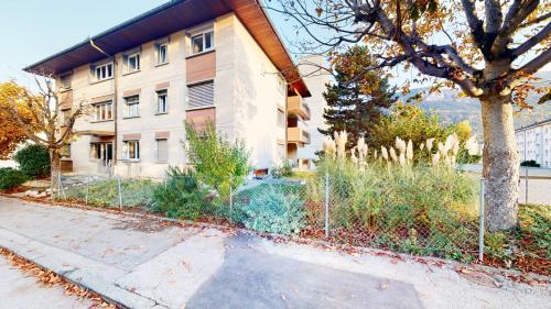 谢尔Spacious studio in a nice area in Sierre的建筑物前的围栏