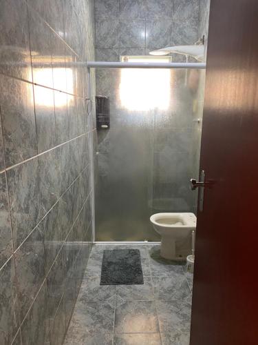 un baño con ducha y WC en Casa agradável com pequena piscina !, en Águas de Lindóia