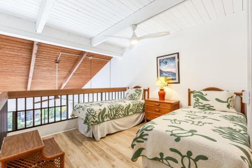 キヘイにあるMaui Vista Condo 2410のベッドルーム1室(ベッド2台付)、バルコニーが備わります。