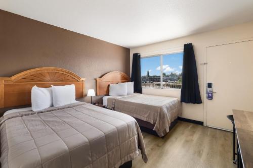 una camera d'albergo con due letti e una finestra di Knights Inn Sierra Vista / East Fry a Sierra Vista