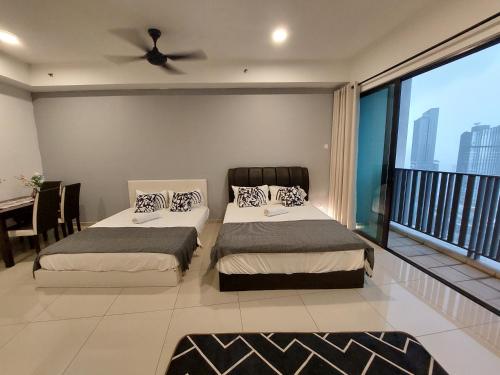 2 bedden in een kamer met een balkon bij i-Soho i-City in Shah Alam