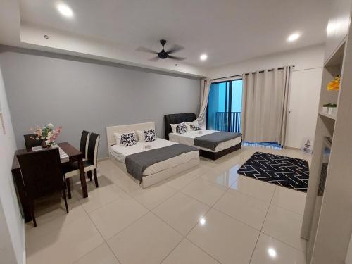 een woonkamer met 2 bedden en een tafel bij i-Soho i-City in Shah Alam