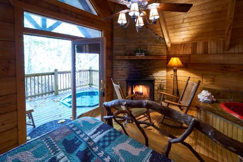 Πισίνα στο ή κοντά στο Gatlinburg Adventure Cabins
