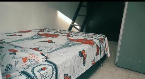 メデジンにあるApartamento vacacional en Medellín central privado y tranquiloの花の毛布付きベッド