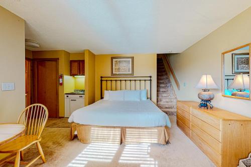 una camera con letto, tavolo e sedia di Kettle Brook I4 a Ludlow
