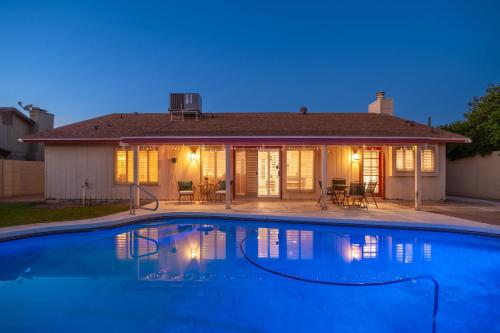 La alberca dentro o cerca de Large Pool With Diving Board, Remodeled 3bdrm, Near State Farm STDM and More!