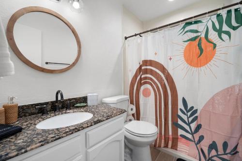 Un baño de Large Pool With Diving Board, Remodeled 3bdrm, Near State Farm STDM and More!