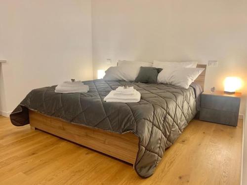 ヴェローナにあるSweet homeの大型ベッド1台(タオル2枚付)が備わるベッドルームです。