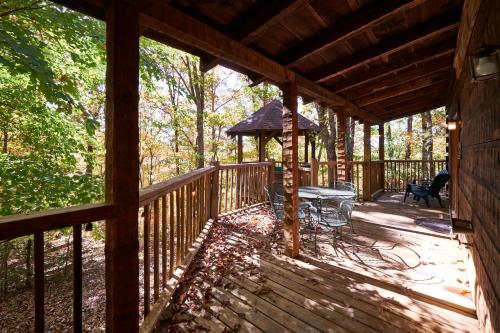 Μπαλκόνι ή βεράντα στο Gatlinburg Adventure Cabins
