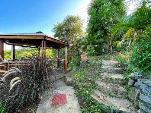 Taman di luar Maison cosy avec vue mer et jardin à Trois Bassins