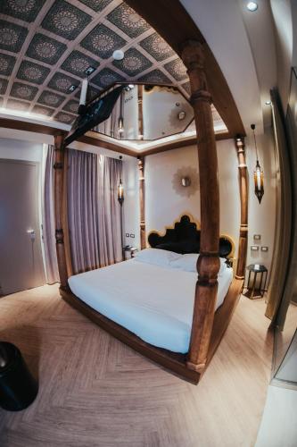 a bedroom with a bed in a room at Emotional Grand Motel in Fontaneto dʼAgogna