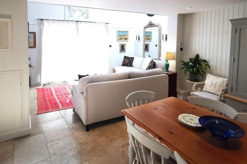 sala de estar con sofá y mesa en Lovely 2 bed annexe with open plan living area, en Salisbury