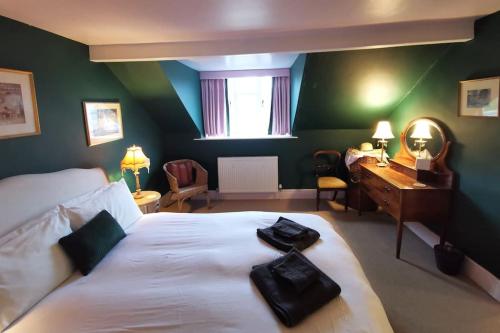 Un dormitorio con una cama con dos bolsas negras. en Lovely 2 bed annexe with open plan living area, en Salisbury