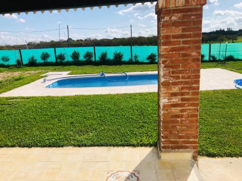 - une piscine au milieu d'une pelouse dans l'établissement Casa quinta La Justina, à Concepción del Uruguay