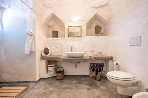 un baño con lavabo e inodoro en Trullo with Pool, en Ceglie Messapica