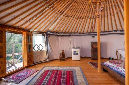 Habitación con cama y sombrilla grande. en Trullo with Pool, en Ceglie Messapica