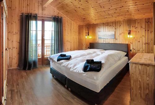 - une chambre avec un grand lit et 2 oreillers dans l'établissement Belle Vie sur les pistes, à Veysonnaz