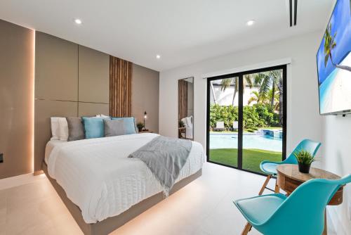 1 dormitorio con 1 cama, mesa y sillas en Miami Oasis with Lakefront Beach Jacuzzi and Golf L56 en Tamiami