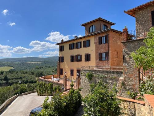 un edificio al lado de una montaña en Agriturismo Castello di Montauto, en San Gimignano