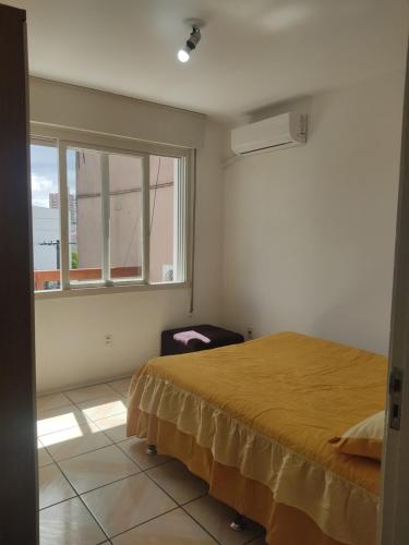 Кровать или кровати в номере Apartamento no coração de Porto Alegre