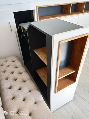 un meuble avec un tabouret devant un bureau dans l'établissement Avignon hyper centre:studio cosy et calme, à Avignon