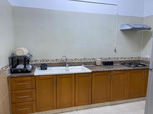 una cucina con lavandino e piano di lavoro di عمارة سيتي سنتر صفاقس a Sfax