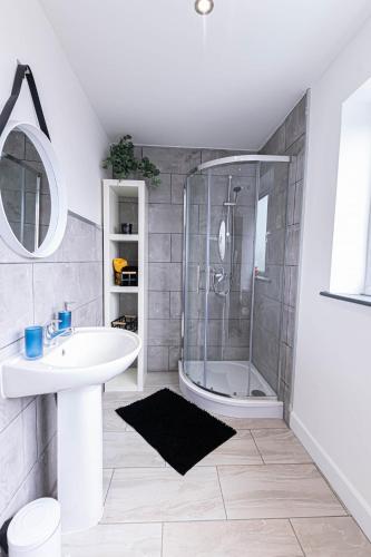 a white bathroom with a shower and a sink at Sounds of Stars in Mansfield