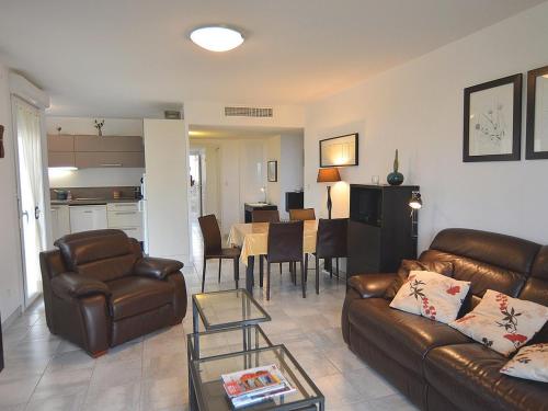 un salon avec un canapé et une table dans l'établissement Bel appartement climatisé à Mèze avec parking et accès à la plage - FR-1-604-20, à Mèze