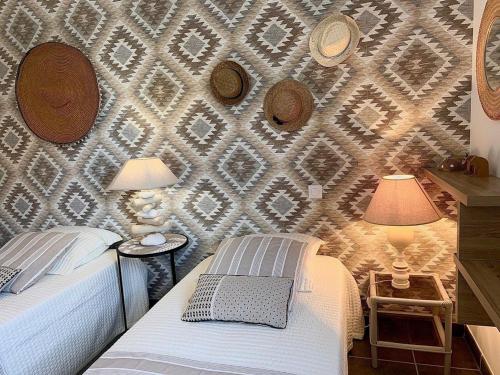 ein Schlafzimmer mit 2 Betten und einer Wand mit einem Muster in der Unterkunft Appartement Mèze, 3 pièces, 4 personnes - FR-1-604-22 in Mèze