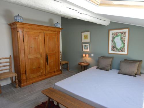 um quarto com 2 camas e um armário de madeira em Appartement Mèze, 3 pièces, 4 personnes - FR-1-604-10 em Mèze
