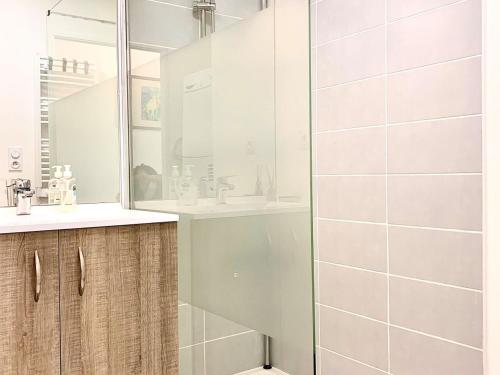 La salle de bains est pourvue d'une douche et d'un lavabo. dans l'établissement Appartement Mèze, 3 pièces, 4 personnes - FR-1-604-27, à Mèze