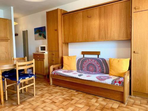 une chambre avec un lit, une table et une chaise dans l'établissement Appartement Duplex à Mèze avec Terrasse et Garage Proche Port et Plage - 2 Clés - FR-1-604-30, à Mèze